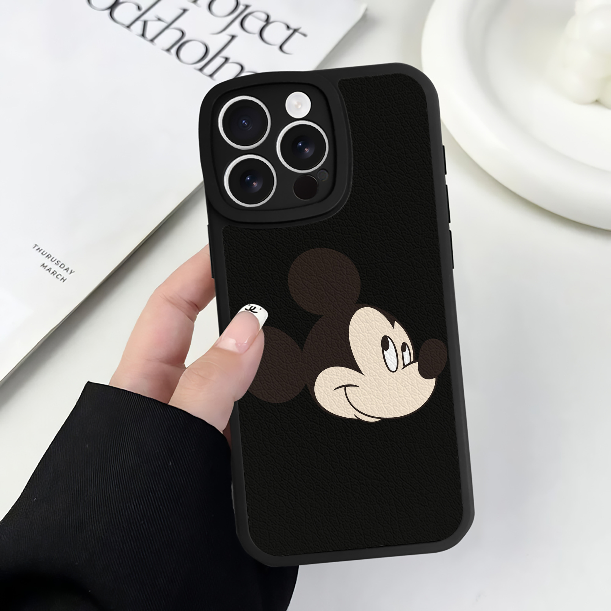 （画像用） ミッキーマウス Mickey Mouse 【iPhone 16シリーズ対応】シリコンスマホケース（レザー調） 材質：シリコン